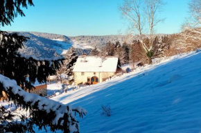 Gte Le Grenier du Roc dans son cadre de verdure